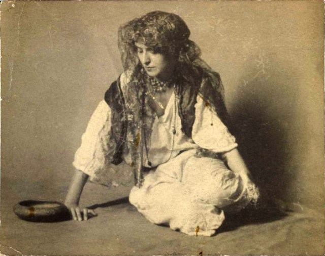 brooklyn_museum_-_studio_shot_of_european_in_gypsy_costume_one_of_274_vintage_photographs
